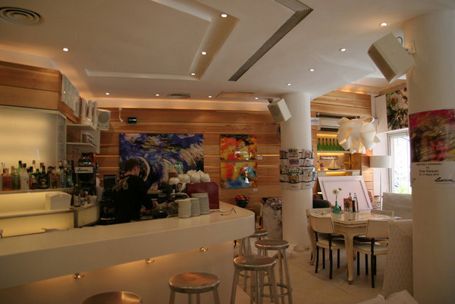 Lucca / Bebek Tel: (212 257 12 55) Mekânın ödüllü barmeni Cevat Yıldırım'ın başında olduğu bar, özellikle satsuma vodkası ve mojitosu başta olmak üzere, tadıyla özgün kokteylleriyle tanınıyor. Müdavimlerinin es geçemediği shot ise; içinde votka, portakal ve limon suyu, şeker şurubu ve passion fruit püresinin bulunduğu Passion Fruit.