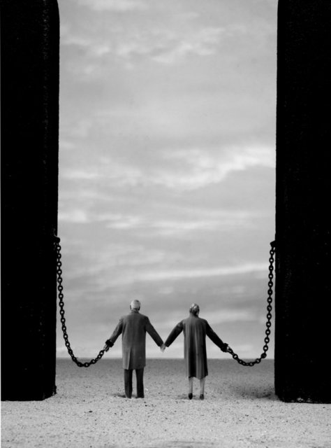 Elipsis Galeri'de; 30 Haziran'a kadar hayatının büyük bir kısmını Marsilya'da lamba fabrikasının başında geçiren ünlü Fransız fotoğraf sanatçısı Gilbert Garcin'in ülkemizdeki ilk sergisi "Bay G" başlığıyla sanatseverlerle buluşuyor. Tel: (212 249 48 92)