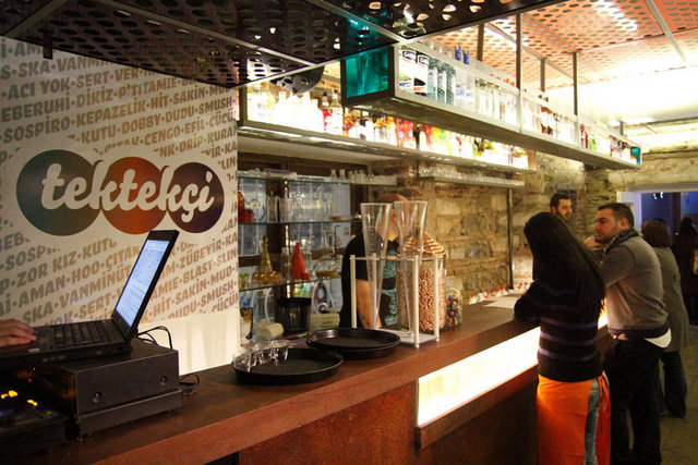 Tektekçi / Beyoğlu Tel: (533 774 74 60) Gececilerin, hele ki Beyoğlu istikâmetinde, meyi havalandıranların iyi bildiği adres Tektekçi, adı üstünde shot'larıyla meşhur. Tatlısı, ekşilisi, acılısı, serti yahut hepsinin harmanlaşmış hali… Jägermeister'den rakıya uzanan geniş bir içki stokuyla hazırlanan 100'ün üzerinde shot ve Dobby gibi alkollü atıştırmalıklar misafirlerini bekliyor.