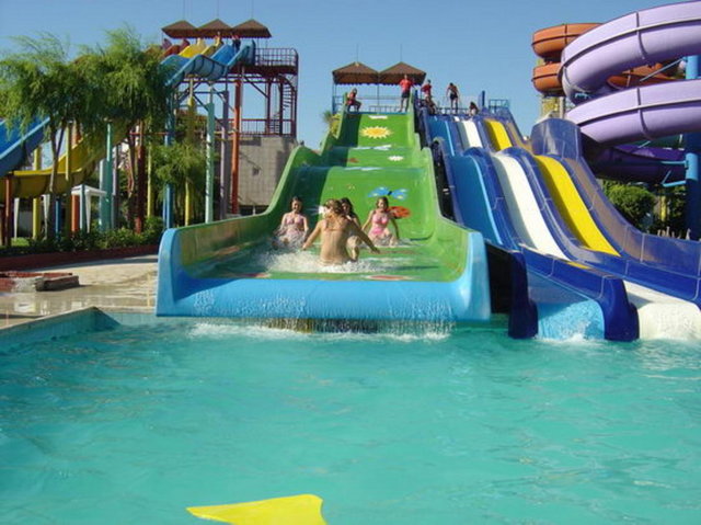 Havuza giriş ücreti hafta içi; kadın 15 TL, erkek 25 TL.