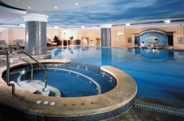 Kapalı havuz ve açık havuzu var. Açık havuz sadece dinlenme havuzu niteliğinde.  - Ancak jakuzi, havuz, sauna, buhar banyosu, Türk hamamından yararlanılabiliyor.