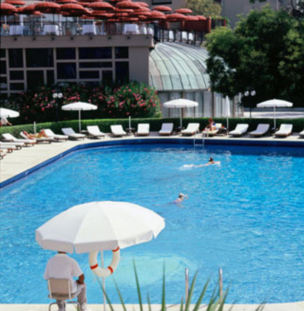 Yeşilköy- Yeşilyurt arasında bulunan otelin havuzu konforlu