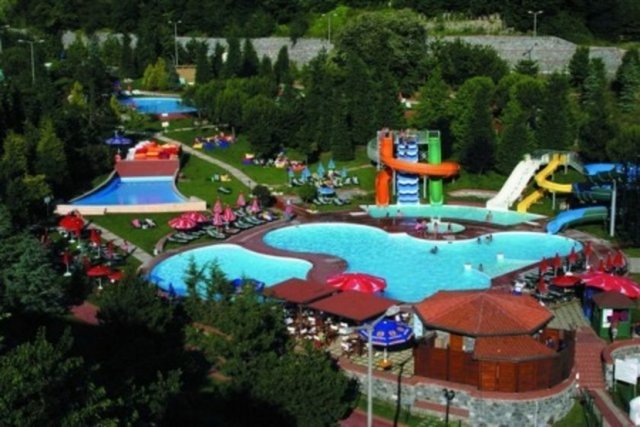 15 Eylül'e kadar açık olan havuzdan haftanın 7 günü olmak üzere 1100 TL ödeyerek yararlanılabiliyor