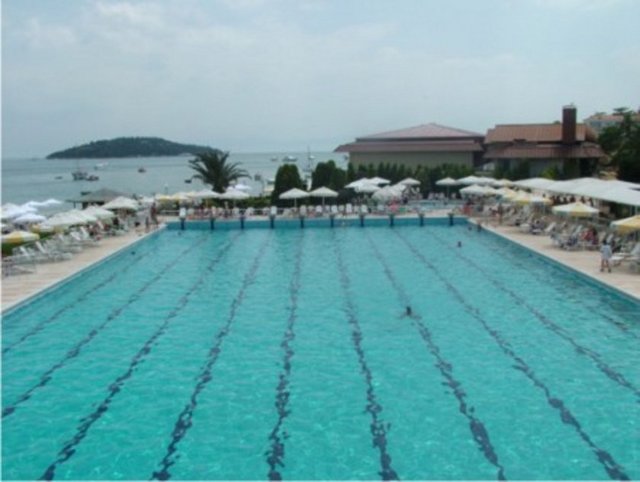 Burada günübirlik giriş yok. Yalnızca yıllık üyelik alabiliyorsunuz. Yıllık üyeliğin fiyatı ise 10 bin dolar.