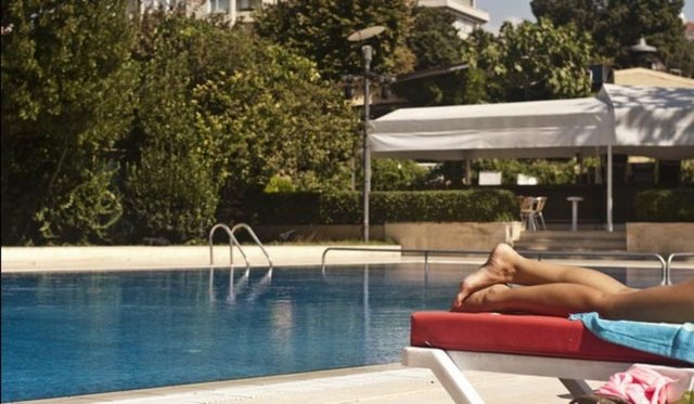 Yazın sıcağından bunalan İstanbulluların adreslerinden biri olan Dalyan Club Fenerbahçe'de hafta içi giriş ücreti 45 TL