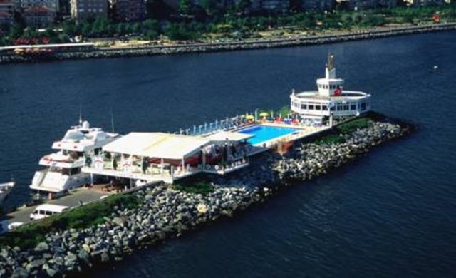 Marmara Denizi'nden esen  tatlı esinti  ile havuza girmek isteyenler Nossa Costa'ya gidiyor