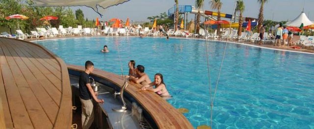 Hafta içi giriş ücretleri; kadın 15 TL, erkek 25TL, öğrenci 15 TL.