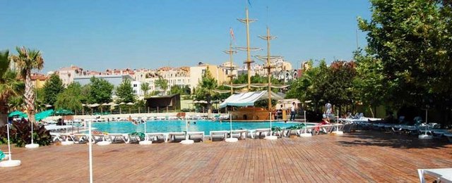 Bahçeşehir'de bulunan Aqua Clup Dolphin'de su kaydıraklarıyla farklı bir gün geçirebilirsiniz