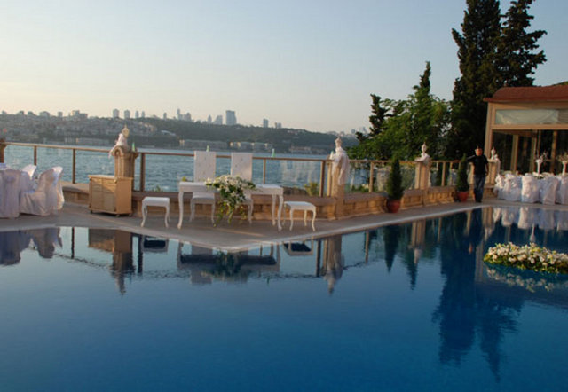 Üsküdar'daki Sözbir Royal Residence havuzuyla dikkat çeken yerlerden