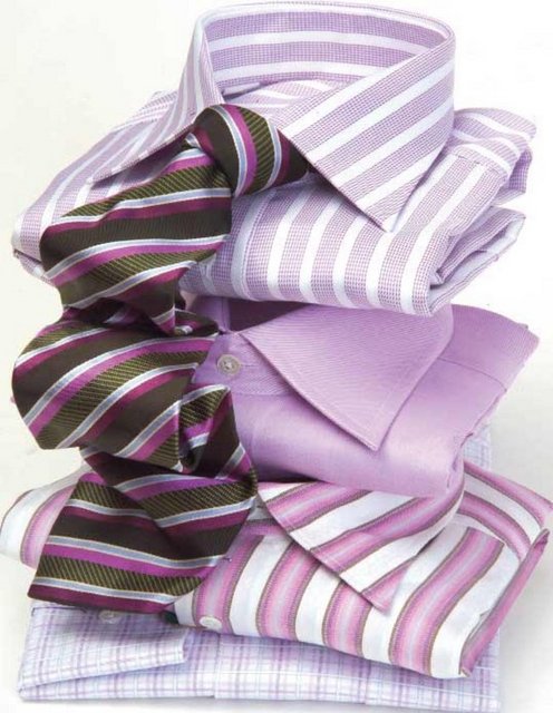 BİR KLASİK: GÖMLEK - Ancak "Klasik hediyelerden vazgeçmem - diyorsanız", hemen bir erkek giyim mağazasının - yolunu tutmalısınız. Zira gömlek bir klasiktir. - Gömlek konusunda uzmanlaşmış markalardan biri - olan Dufy, bugüne özel bir kampanya düzenliyor. - Gömleğe uygun - beğendiğiniz bir - kravatı da hediye - ediyor. Doğaya dönüş - ve özgürlük - temalarının işlendiği - Pierre Cardin - koleksiyonunda da - ister klasik ister spor - pek çok gömlek - bulmak mümkün. - Çevreci babalara - hitap eden bu - gömleklerin - fiyatlarıysa 49.90.