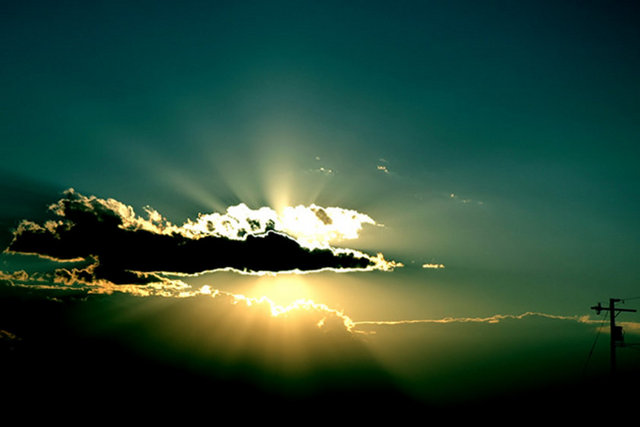 Siyah Bulutlar - Umay Umay muhteşem şarkılar ve kitaplar bırakıp - ardında bu işlerden elini eteğini çekmiş olsa da biz - onu unutmuyoruz. "Ufacık ellerimi anımsıyorum/ - Salıncağımın iplerini/Seni, baba" der Umay Umay bu - şarkıda ve hepimiz çocukluğumuza döneriz.