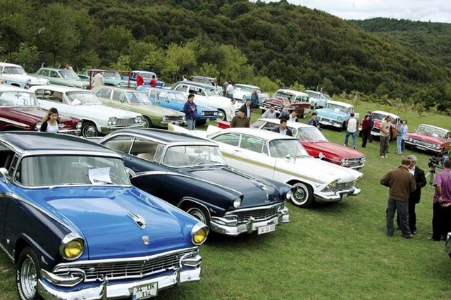 Babanız bir otomobil tutkunu - mu? Elinden tutun, onu - Ataşehir'deki Metropol İstanbul'a - götürün. 15 klasik otomobil 11.00- - 15.00 saatleri arasında burada - sergilenecek ardından konvoy - şeklinde İstanbul turuna - çıkacaklar.