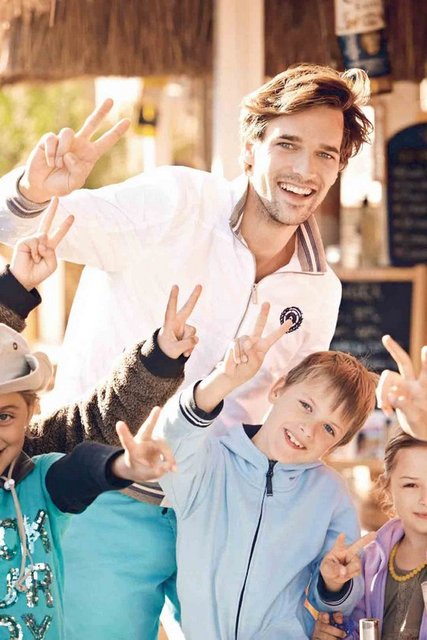 Erkeklere hediye seçmek zordur, özellikle - babalara. Kolay kolay bir şey beğenmezler. - Annelerin kendilerine alınmasından - hoşlandıkları hediyeler konusunda bir - araştırma yapılmış ve mücevher olduğu ortaya - çıkmıştı. Ancak babalar için böyle bir araştırma - henüz yok. Öte yandan Babalar Günü için yapılan - kredi kartı harcamalarının Anneler Günü'nü - geçtiğini düşünürsek, önümüzdeki yıl böyle bir - araştırma bekliyoruz.