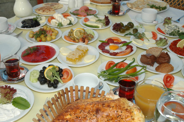 Babalara yüzde 50 indirim - uygulamasıyla 19.50 TL - ödeyerek zengin kahvaltı - çeşitlerinin, ızgaraların yer - aldığı sıcak büfe ve tatlı - büfesiyle, eşsiz Haliç - manzarası eşliğinde Hilton - Garden Inn İstanbul Golden Horn'da 09.00-13.00 - arasında keyif yapabilirsiniz. -   Akdeniz mutfağı sevenler için birbirinden farklı - alternatiflere sahip olan Big Plate, Babalar Günü sabahı - için ideal bir program sunuyor. Big Plate'in limon, nar ve - zeytin ağaçlarıyla dolu terasında, saat 10.00 ile 14.00 - arasında gerçekleşecek brunch, babanızla lezzetli bir - sabah keyfi yaşamanızı sağlayacak. -   Kanlıca'daki A'jia, en güzel Babalar Günü - manzaralarından birine sahip. 09.30'dan 14.00'e kadar - devam edecek olan Babalar Günü özel brunch - mönüsünde soğuk başlangıçlar, canlı şarküteri köşesi, - sıcak kahvaltılıklar, yumurta ve omlet çeşitleri, canlı - istasyon kömür ateşinde mangal, tatlı büfesi, limitsiz - filtre kahve ve çay, taze portakal suyu, meyve suları ve - smoothie'ler, canlı müzik eşliğinde sunulacak. Ayrıca gün - boyu çocuklar için TV odası, babalar için sürpriz pasta - yapımı, fotoğraf çekimi ve sürpriz hediyeler de var.