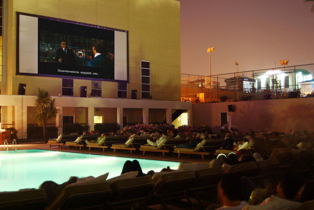 Babanıza şezlongda, havuz başında, - palmiyeler altında bir sinema keyfi - sunarak yorgunluğunu unutturmak - isterseniz, 17 Haziran Pazar akşamı - Wings Cinecity Trio Açıkhava - Sineması'nda vizyonda olacak "Will" - filmi için biletinizi şimdiden ayırtın.