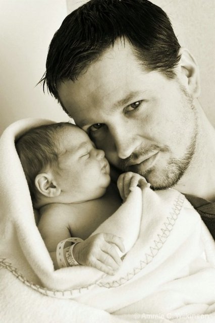 Baba - Cem Karaca söyler ve biz hüngür şakır ağlamamak - için kendimizi tutarız. Cem Karaca'nın Azeri asıllı - babası Mehmet Karaca için söylediği bu şarkı, - uzaklara göçen bir babaya özlemi anlatsa da "Allah - gecinden versin" diyerek mırıldanabilirsiniz bu şarkıyı - belki.