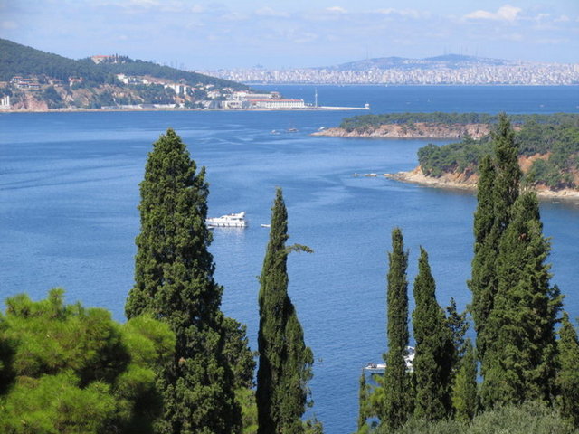 Çamlimanı mevkiinde bulunan Heybeliada Halk Plajı da hafta sonu denize girmek isteyenler için ideal yerlerden. ücretler 10- 20 TL arasında