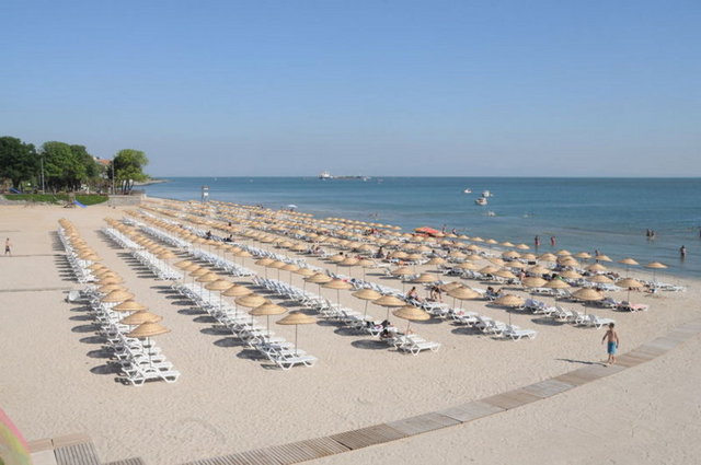 Florya'daki Güneş Plajı'nda plaj voleybolu ve müzik yayını da ayrıca mevcut. Plajda, rutin olarak her gün güvenlik ve temizlik işleri yapılıyor.