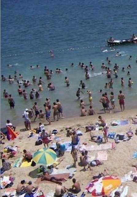 Plajda kullanacağınız masa ve sandalyeler, plaj girişi ve servis ücreti toplam 30- 40 TL arasında değişiyor