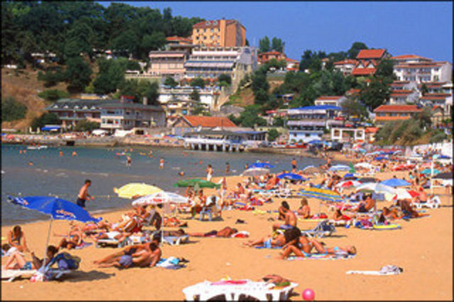 Kilyos Halk Plajı: Kilyos'un merkezinde bulunan Kilyos Halk Plajı özellikle yaz aylarında haftasonları tatilcilerle dolup taşmakta. Güzel kumsalı ile çevre tesisleri ile her türlü ihtiyacınızı karşılayabilirsiniz. Kilyos Halk Plajı kilometrelerce sürmekte ve oldukça geniş bir kumsala sahip. Günübirlik deniz ve plaj ve keyfi için ideal. -