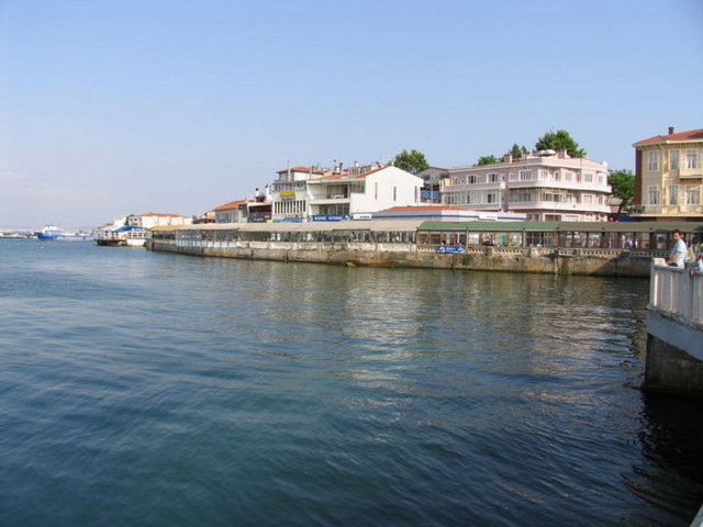 Heybeliada'da bulunan Sadık Bey Plajı da ayrı bir seçenek. Burada ücretler hafta sonu 35 TL, hafta içi 25 TL