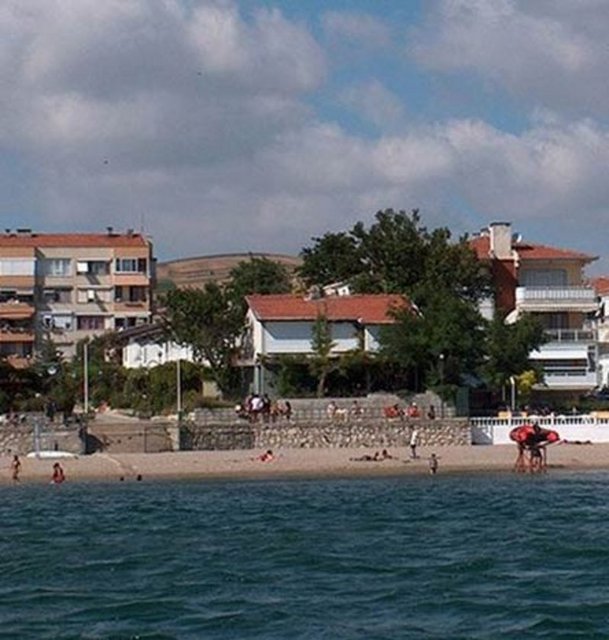 8 kilometrelik bir sahil şeridine sahip olan Kumburgaz'da da denize girilecek halk plajları mevcut. Kalmak isterseniz çok sayıda otel de bulunuyor