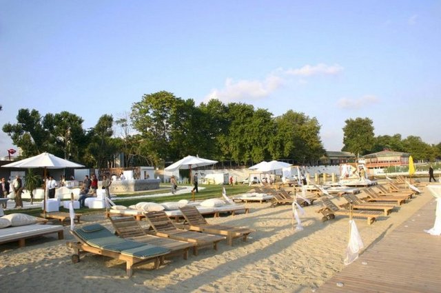 Fenerbahçe Plajı 170'i şezlonglu olmak üzere 400 kişiye aynı anda denizden yararlanma fırsatı tanıyor