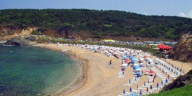 Kilyos Dalia Beach Club - Hafta içi fiyatı 20 TL'yken, hafta sonu fiyatı 30 TL.