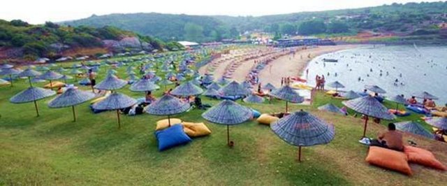 Uzunya Beach Kilyos - Uzunya Beach, güzel kumsalı ve denizi, lezzetli menüleri ve bol balık çeşitleriyle restoranı, kamping alanı ve aktiviteleriyle İstanbul'da haftasonu deniz ve tatil keyfi için ideal mekanlardan - 20 TL (Hafta İçi) ; 30 TL. -