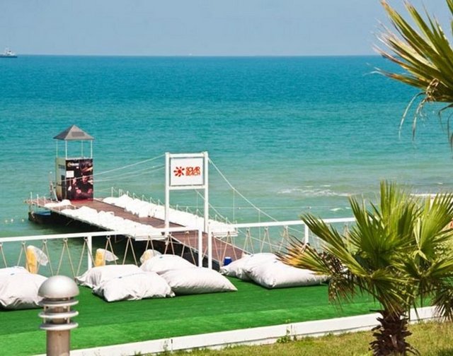 Burada birçok içkili ve içkisiz lokanta var; aç kalmak mümkün değil! Peki nerelerde denize girebilirsiniz? Bu sorunun yanıtı bir sonraki adımda...