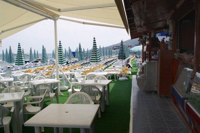 Naki Bey Plajı şskeleden yürüyerek 10, faytonla ise sadece 2-3 dakika sürüyor. Ayrıca her hafta periyodik aralıklarla deniz suyu temizliği kontrol ediliyor. -