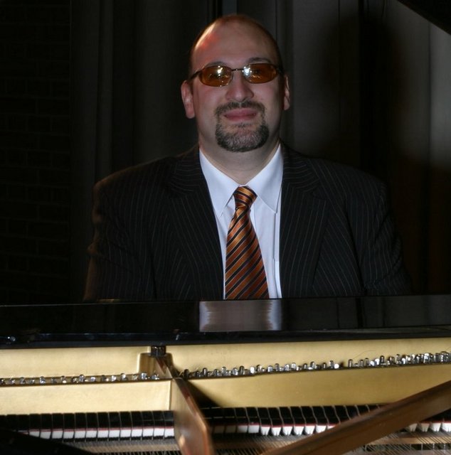 24 Haziran Pazar, Yıldız Sarayı Has Bahçe'de; saat 11.00'de, "Kahvaltıda Caz: Marian Petrescu Trio". Giriş: 105, 57 TL. Tel: (212 293 65 42)