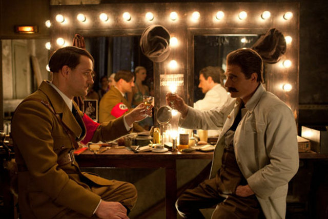 22 Haziran Cuma, İstanbul Modern Sinema'da; saat 17.00'de, 2011 yapımı "Hotel Lux"... Sonnenallee filmiyle tanınan yönetmen Leander Haußmann ve Almanya'nın en popüler komedyenlerinden Michael "Bully" Herbig bir araya geldiler ve geçtiğimiz yıl Almanya'nın en çok ses getiren filmlerinden birine imza attılar. III. Reich döneminde geçen film, sahnede yaptıkları Hitler ve Stalin taklitleriyle ün kazanan, biri Komünist Parti üyesi, diğeriyse apolitik, iki tiyatrocu arkadaşın maceralarını anlatıyor. Tel: (212 334 73 00)