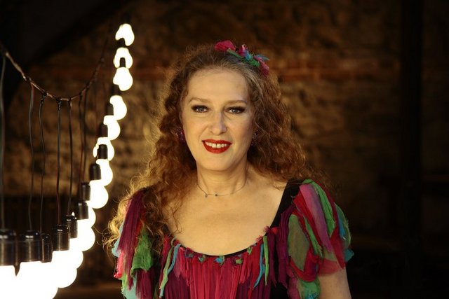 22 Haziran Cuma, Beyoğlu Hayal'de; saat 22.30'dan sonra Suzan Kardeş & Bekriya Band. Giriş: 28 TL. Tel: (212 244 25 58)