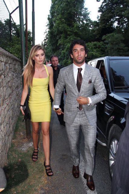 "Sinem benim çocukluk aşkım. Hayatımda her şeyi paylaştık, aramızda ufak tefek sorunlar olabilir ama son dönemde çıkan haberler gerçeği yansıtmıyor. Özellikle Burak Yılmaz ile ilgili olanlar, olacak iş değil. Sinem benim baş tacım.