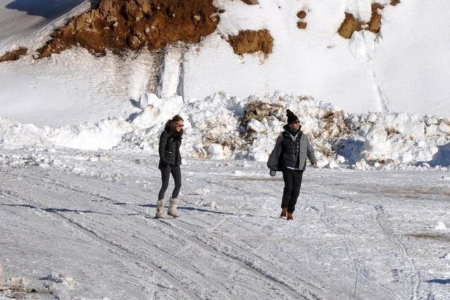 Milliyet'in haberine göre, beş yıllık ilişkilerini evlenmek üzereyken bitiren ikiliden Turan "Söylemezsem Olmaz" programının sunucularından Mert Öğün'e ayrıldıklarını itiraf etti