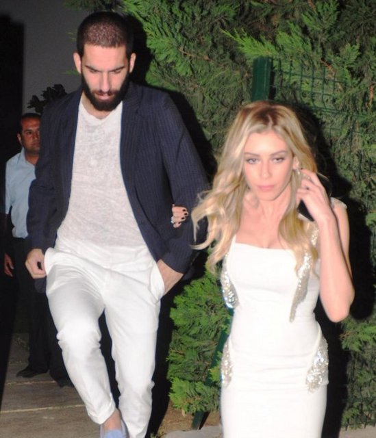 SARI Fırtına topu auta attı! Arda Turan, bir süre önce ayrıldığı Sinem Kobal'a yılbaşı akşamı bir kez daha evlenme teklif etti.