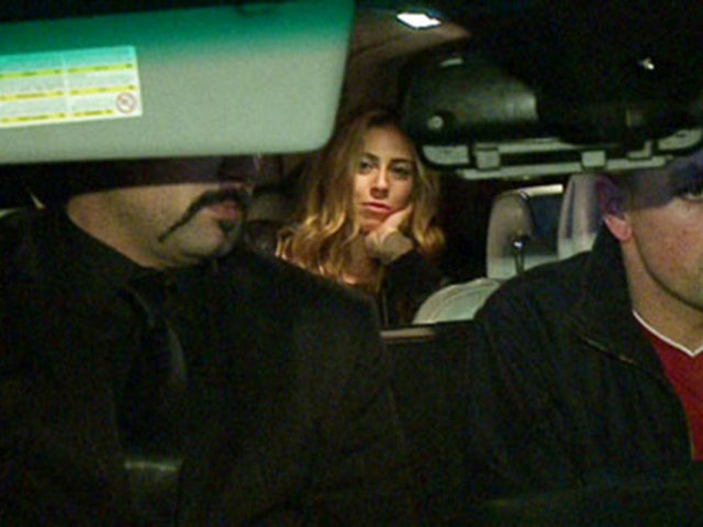 Mekan çıkışı yüzünü gizleyen Sinem Kobal görüntü vermek istemedi. Arda Turan ile tekrar barışıp barışmayacağı ise merak konusu oldu.