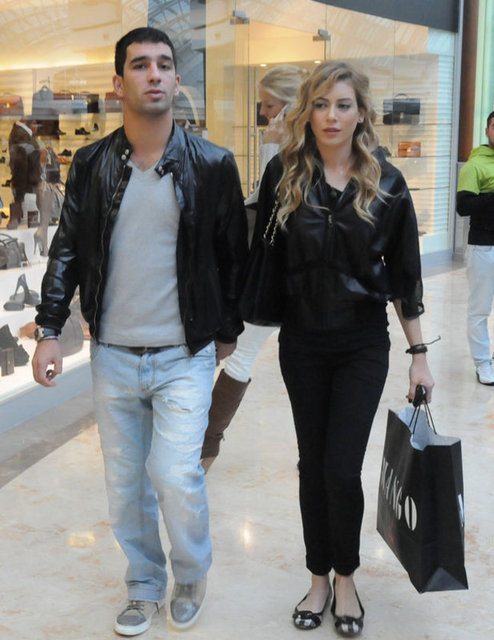 Arda kısa bir süre önce katıldığı bir programda Sinem Kobal ile ayrıldığını reddederek "Sinem benim baş tacım" demişti.