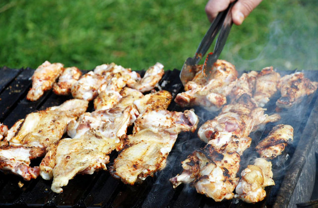 Havalar güzelleşince mangal keyfi yapmadan olur mu? İsteyen kanat, isteyen köfte, isteyen sucuk pişirir. Mangalda biber, domates, soğan, sarımsak pişirmenin keyfine de doyum olmaz. Bu malzemelerin yanına bir de salata oldu mu "İşte hayat bu" dedirtebilir insana! Hele ki gittiğiniz yer deniz ya da göl kenarıysa daha bir tatlı olur mangal keyfi. Belki hamaklar kurulur belki yemek öncesinde ya da sonrasında futbol- voleybol oynanır; ip atlanır. Sonuçta mangal yapmaya gidildiğinde çok eğlenceli aktiviteler bizleri bekler. - Tatile gitmeyip, İstanbul'da kalanlara mangal yapılabilecek yerleri derledik... Ve turumuz bir sonraki fotoğrafla başlıyor...