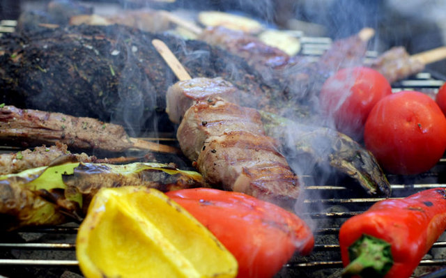 Mesire yeri içindeki restoran ve kafeterya hayli beğeni toplarken, yukarılardan süzüle süzüle gelen su kaynağı da ziyaretçilerin akınına uğruyor.