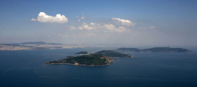 Nasıl gidilir? - Vapur yolculuğundan sonra ulaşacağınız Büyükada iskelesi'nin sol tarafına düşmektedir. Fayton ya da bisiklet kiralamak size kolaylık sağlayacaktır.