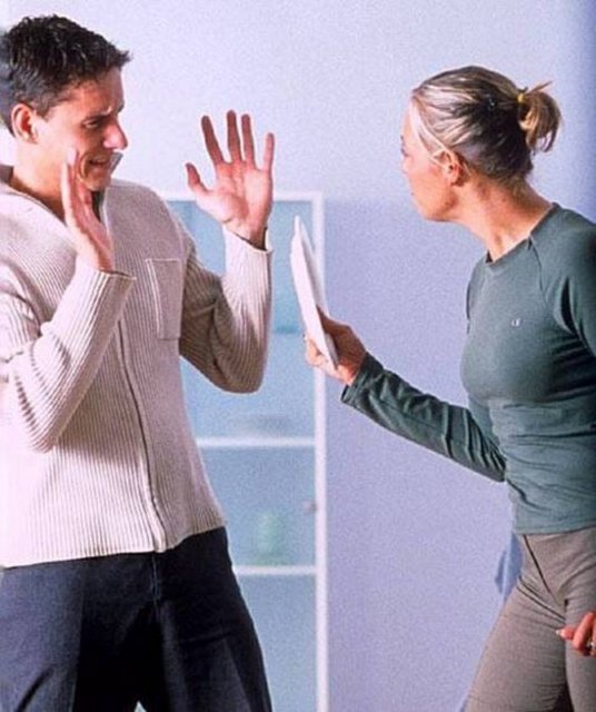 Aile konutu olarak kullanılmak üzere kiralanan taşınmazlarda kiracı, eşinin açık rızası olmadıkça kira sözleşmesini feshedemeyecek. Konut ve iş yeri kiralarında kiracı, süre bitiminden en az 15 gün önce bildirimde bulunmadığı takdirde sözleşme aynı koşullarla 1 yıl uzatılmış sayılacak.