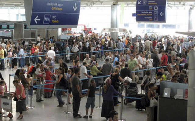 Firmalar, bilette belirtilen yerin başka bir kişiye verilmesi, bilette gösterilen araç yerine, onunla aynı düzeyde olmayan başka bir aracın sefere konulması, aracın belli saatten önce hareketi nedeniyle yolcunun yetişememesi, araçta ilk yardım malzemeleri ve ilaçlarının bulundurulmaması nedenleriyle de sorumlu olacak. Herhangi bir zarar ispat edilmese bile firma, bilet parasının 3 katı tazminat ödeyecek. Bu kurala uymayan araç şoförlerine ve sahiplerine 100 liradan 1500 liraya kadar idari para cezası verilecek.