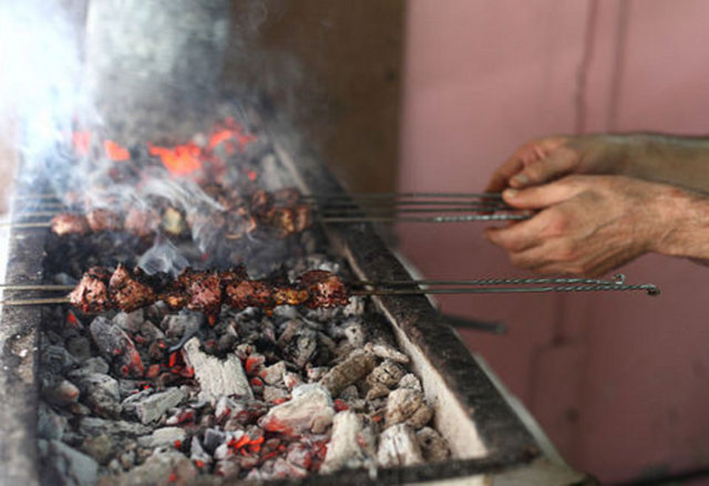 BALKONDA MANGAL YASAK: kiracının davranışları komşular tarafından çekilmez hale gelirse, ev sahibi yazılı bildirimle sözleşmeyi hemen feshedebilecek. Uyarıya rağmen yüksek sesle müzik dinleyen, gürültü patırtı, balkonda mangal yapan kiracının sözleşmesi iptal edilebilecek. -