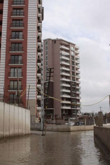 YİRMİ YIL SONRA YIKILAN BİNAYA TAZMİNAT: Zaman aşımı süreci, zararın ve tazminat yükümlüsünün öğrenildiği tarihte başlayacak. Yirmi yıl sonra yıkılan bina için de müteahhitten tazminat alınabilecek.