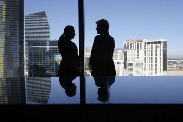 Yönetim kurulu üyelerinin yakınları, şirkete nakit borçlanamayacak, bu kişiler için şirket kefalet, garanti ve teminat veremeyecek.