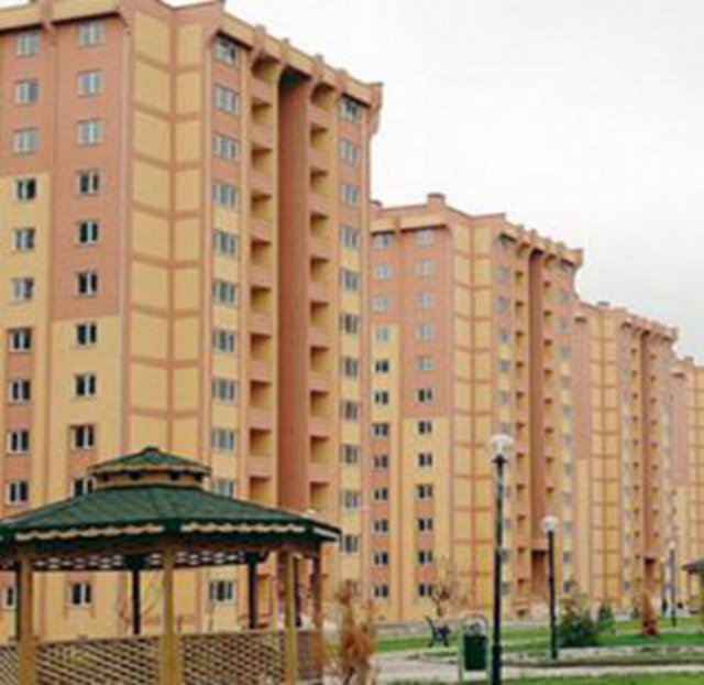 Kiraya veren, kiralananın kullanımıyla ilgili olmak üzere, kendisi veya üçüncü kişi tarafından yapılan yan giderlere katlanacak. Buna göre, çatı onarımı ve dış cephe boyası gibi giderler, ev sahibi tarafından karşılanacak.Gayrimenkulu kiralayan, mal sahibinden kiralanan yerle ilgili ayıbın uygun bir sürede giderilmesini isteyebilecek. Bu sürede ayıp giderilmezse kiracı, bu ayıbı mal sahibi adına gidertebilecek ve bundan doğan alacağını kira bedelinden kesebilecek. Ayıbın verilen sürede giderilmemesi durumunda, kiracı sözleşmeyi feshedebilecek.