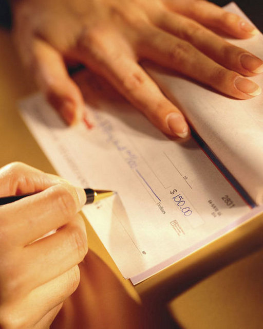 Karşılığı bulunmayan çek düzenleyen kişi, çekin karşılıksız kalan bedelinin yüzde 10'unu ödemekle yükümlü olacak; ayrıca hamilin bu yüzden uğradığı zararı tazmin edecek. - Kimin lehine düzenlendiği gösterilmemiş bir çek, hamiline yazılı çek sayılacak. -