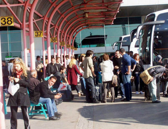 Yolcu taşımacılığında, sefer herhangi bir nedenle yapılamamışsa, harekette yolcunun katlanamayacağı süreli gecikme olursa; yolcu, sözleşmeden cayıp ödediği ücreti ve varsa zararını isteyebilecek. - Otobüslerde, özellikle gece yarısından sonra olmak üzere, yolcuların uyuduğu saatlerde yüksek sesle müzik çalınmayacak.  -